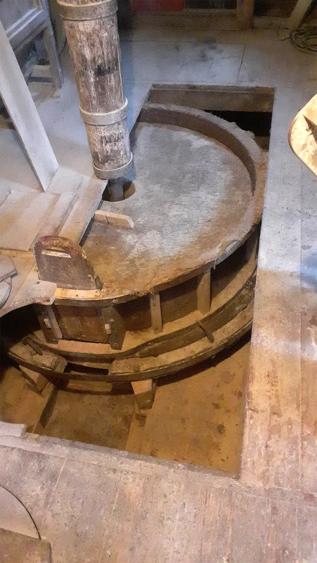 22, Molen 00477 Joeswert (Feerwerd), Gijs Dinand Nienhuis (09-02-2024)&nbsp;Een van de twee pelstenen van Joeswert tijdens het schoonmaken.&nbsp; | Database Nederlandse molens