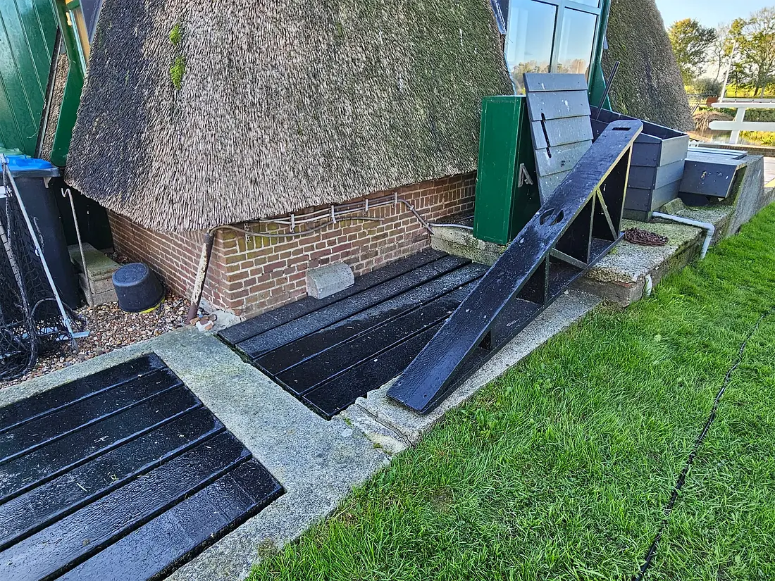 9, Molen 02493 Vlietmolen (Hoogmade), Lukas Vandael (27-10-2024)De oude watergang van het scheprad waar tegenwoordig de vijzel inligt. | Database Nederlandse molens