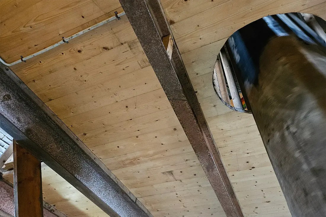 11, Molen 05152 Veendermolen (Roelofarendsveen), Lukas Vandael (27-10-2024)&nbsp;I-profielen als draagbalken van de zolders. | Database Nederlandse molens