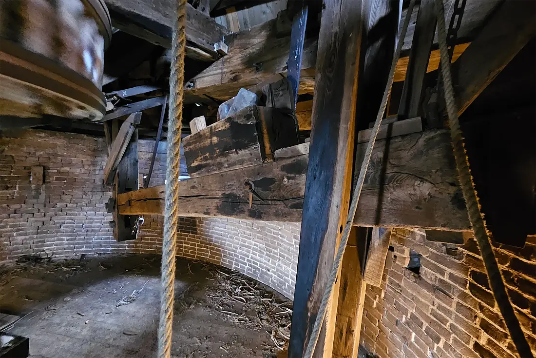 12, Molen 05152 Veendermolen (Roelofarendsveen), Lukas Vandael (27-10-2024)&nbsp;De vangbalk. | Database Nederlandse molens
