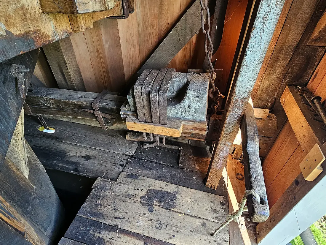 13, Molen 02492 Grosmolen (Hoogmade), Lukas Vandael (27-10-2024)&nbsp;De vangbalk. | Database Nederlandse molens