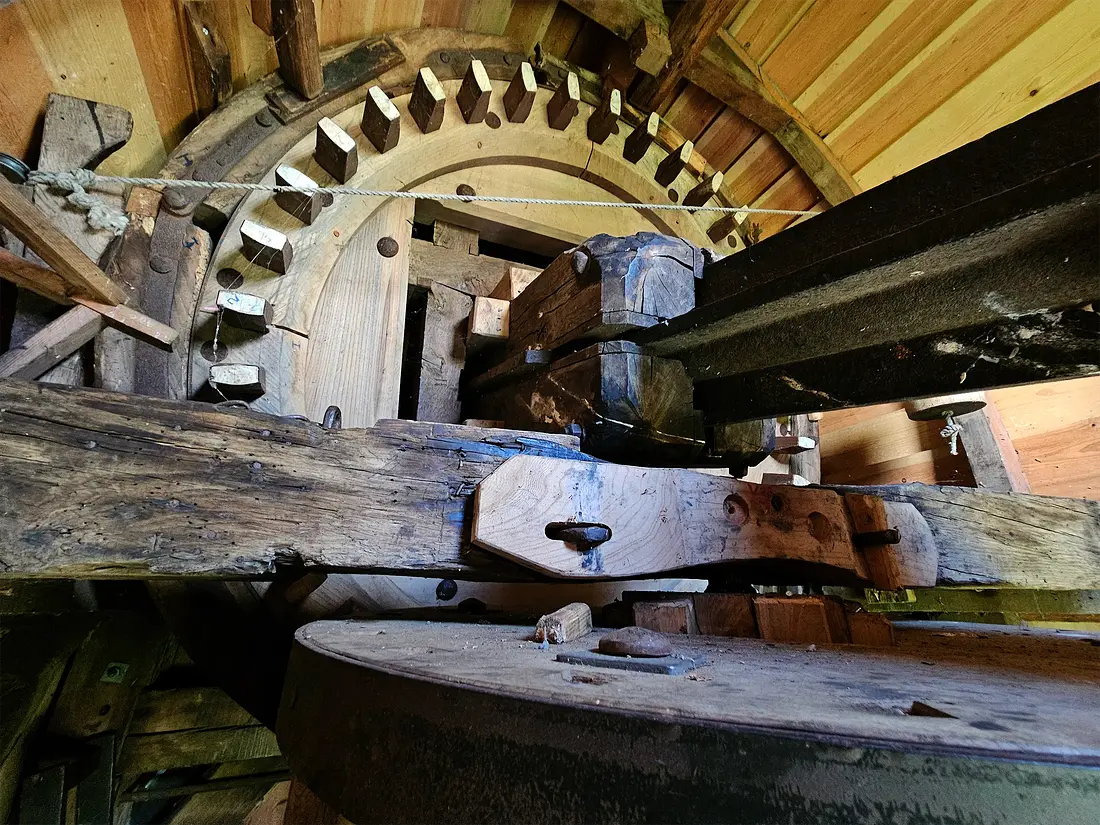 17, Molen 02492 Grosmolen (Hoogmade), Lukas Vandael (27-10-2024)&nbsp;Het bovenwiel. | Database Nederlandse molens