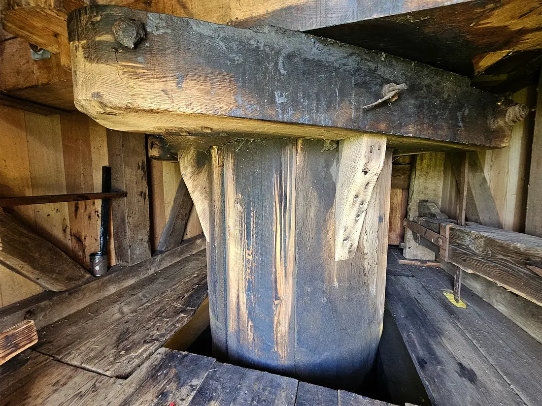 14, Molen 02492 Grosmolen (Hoogmade), Lukas Vandael (27-10-2024)&nbsp;De koker en bovenzetel. | Database Nederlandse molens