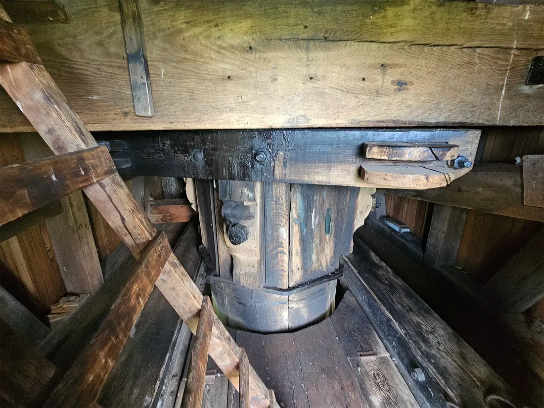 16, Molen 02488 Achthovense Molen (Leiderdorp), Lukas Vandael (27-10-2024)&nbsp;De koker en bovenzetel. | Database Nederlandse molens