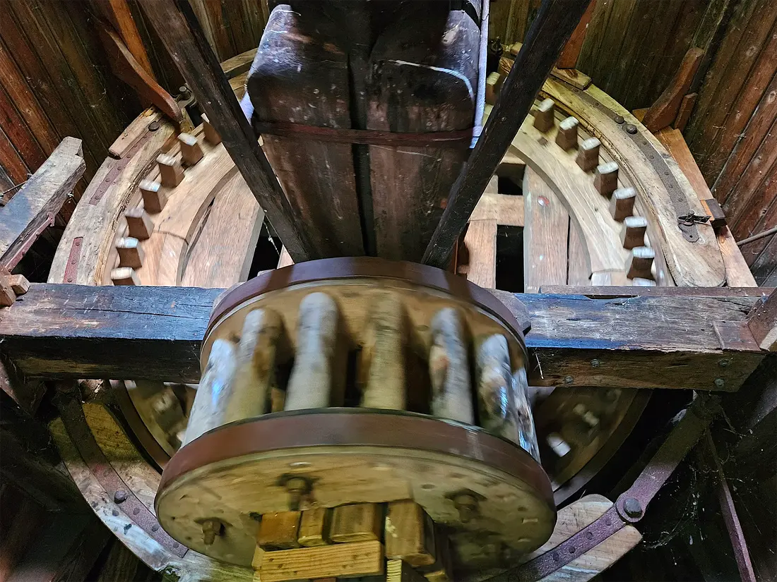 12, Molen 12220 De Kalkmolen (Hoogmade), Lukas Vandael (27-10-2024)&nbsp;Bovenwiel en bovenschijf. | Database Nederlandse molens