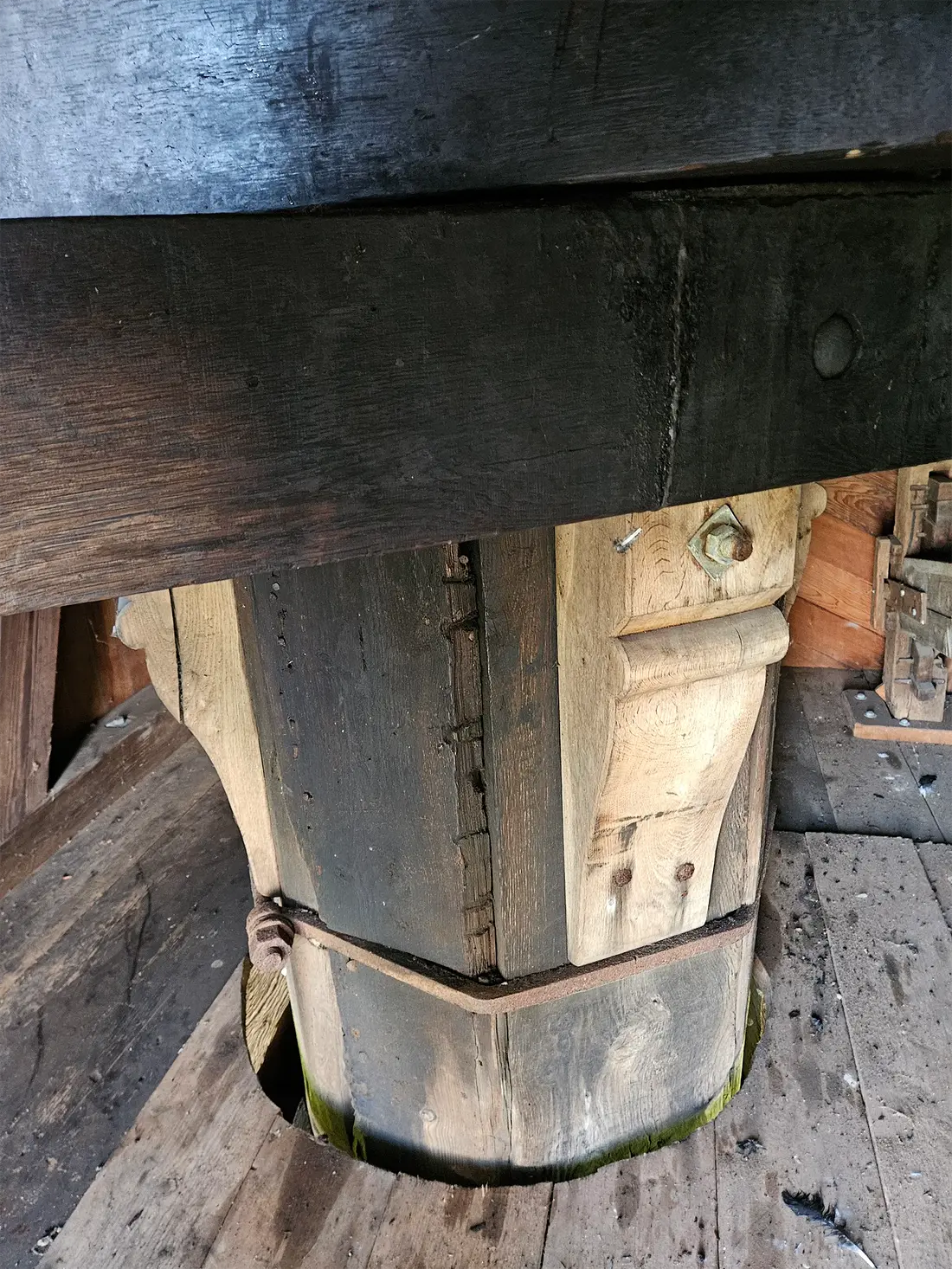 10, Molen 12220 De Kalkmolen (Hoogmade), Lukas Vandael (27-10-2024)De koker. | Database Nederlandse molens