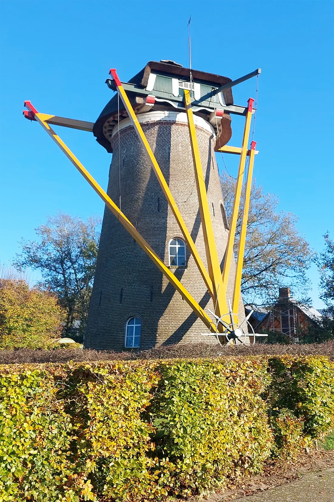 Molen 02483 't Wissel (Elst), Philip Pijnnaken (04-11-2024)&nbsp;Molen ontakeld, inmiddels met nieuwe staart in andere kleuren, wachtend op nieuwe roeden. | Database Nederlandse molens
