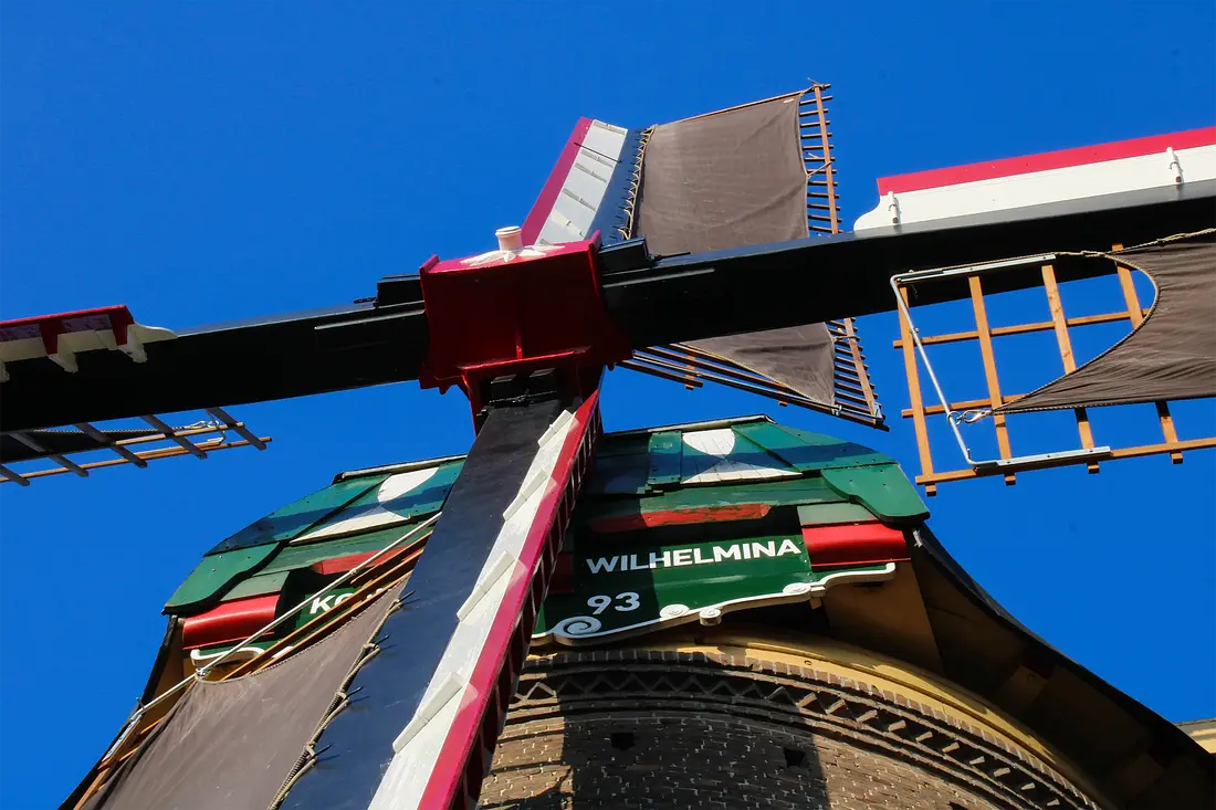 6, Molen 00370 Koningin Wilhelmina (Dongen), Tony Hop (05-11-2024)&nbsp;De zeilarmen en -kettingen zijn bij het vervangen van het gevlucht vervangen door schuifijzers. | Database Nederlandse molens