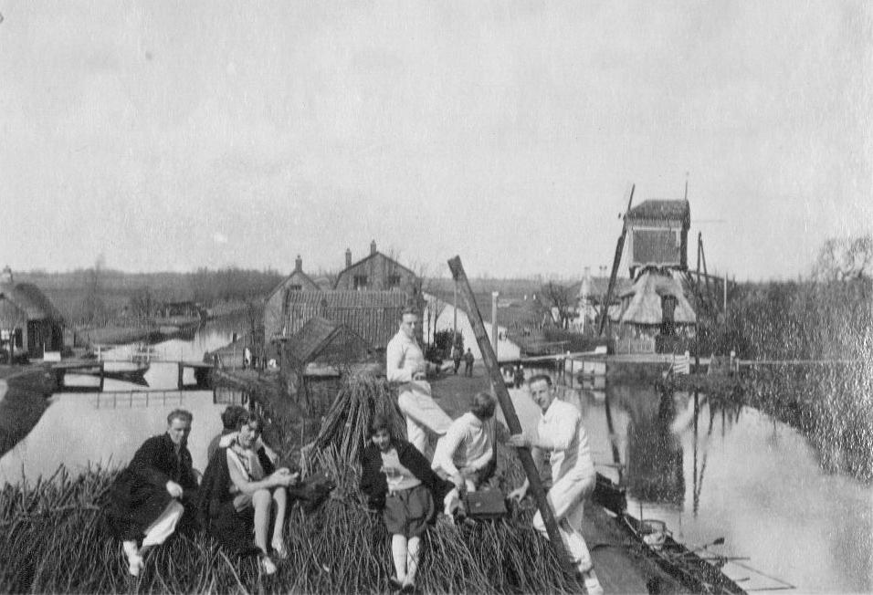 4, Molen 00040 De Haarmolen / De Haar / Haer Core Mole (Haarzuilens), Bron: Fotoarchief Utrechtse Roeivereniging Vikingtoelichting
Koren wipmolen De Haar op 6 april 1928, genomen vanaf opgetast griendhout door ledenaantallen de Utrechtse Roeivereniging Viking. Links stroomt de Bijleveld, rechts de Heikop. Info van Marcel Linssen, 12-11-2024
&nbsp; | Database Nederlandse molens