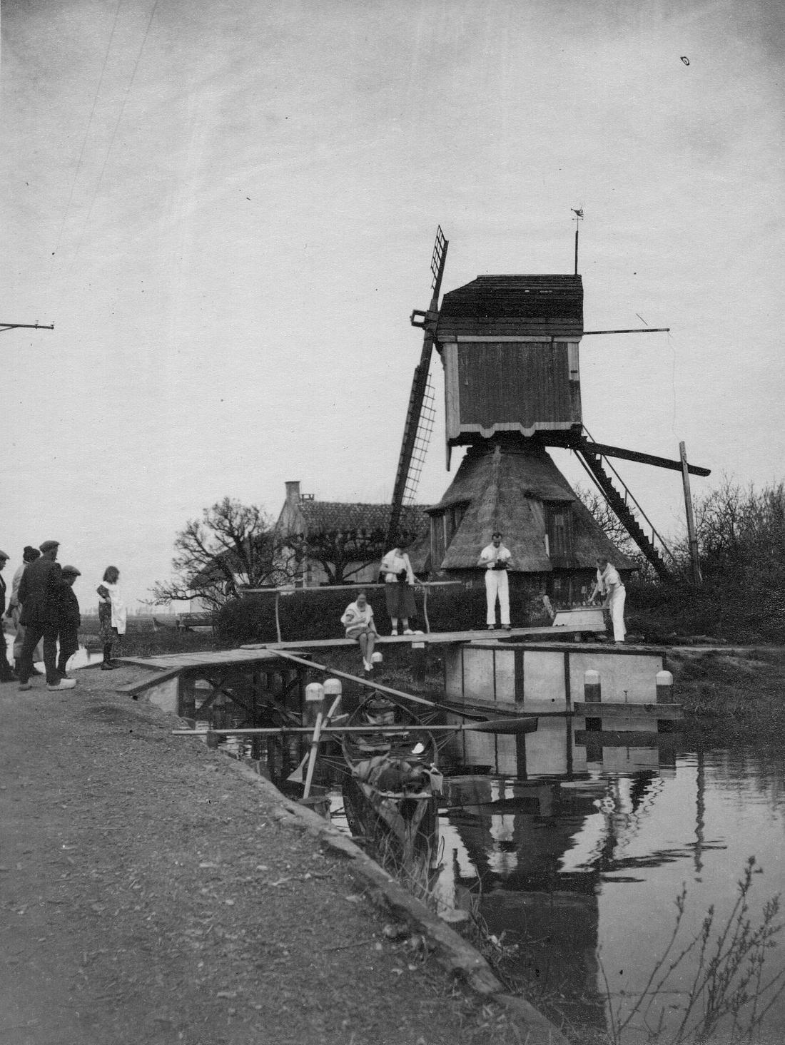5, Molen 00040 De Haarmolen / De Haar / Haer Core Mole (Haarzuilens), Archief Utrechtse Roeivereniging VikingtoelichtingKoren wipmolen De Haar op 6 april 1928. De foto is van 6 april 1928, genomen op Goede vrijdag. Leden van de Utrechtse Roeivereniging Viking roeien een rondje Heycop.
Info van Marcel Linssen, 12-11-2024 | Database Nederlandse molens