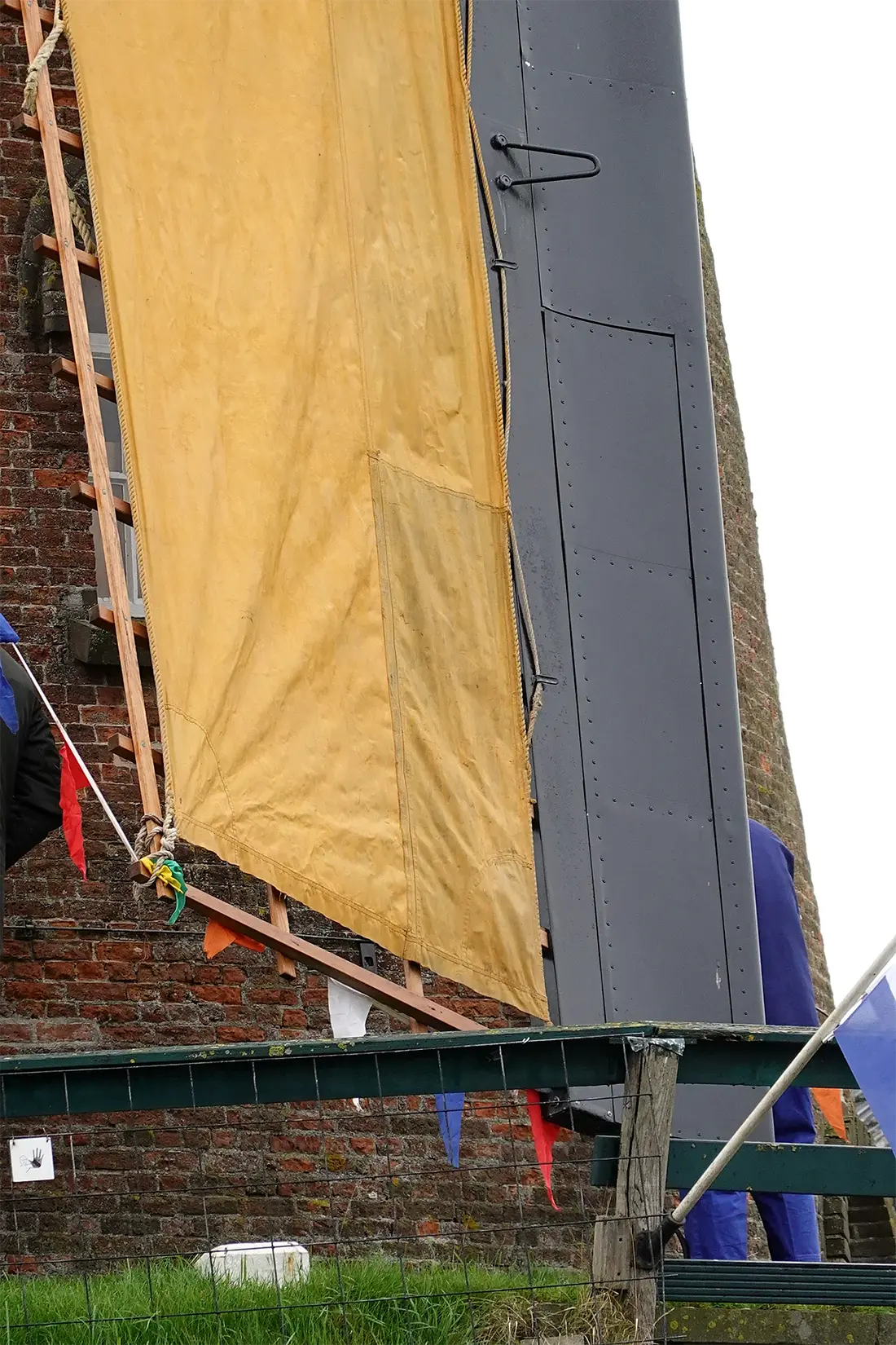 5, Molen 01671 Nooit Gedacht (Cadzand), Jan de Witte (09-11-2024)Remklep in het nieuwe gevlucht. Bemerk de weinige kikkers per end. | Database Nederlandse molens