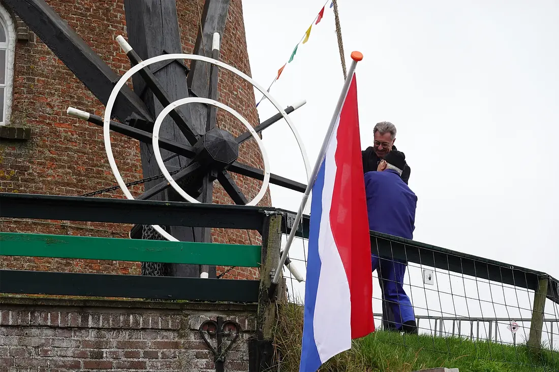 7, Molen 01671 Nooit Gedacht (Cadzand), Jan de Witte (09-11-2024)&nbsp;Molenaar Sjaak Herman licht samen met gedeputeerde Harry van der Maas de vang. | Database Nederlandse molens