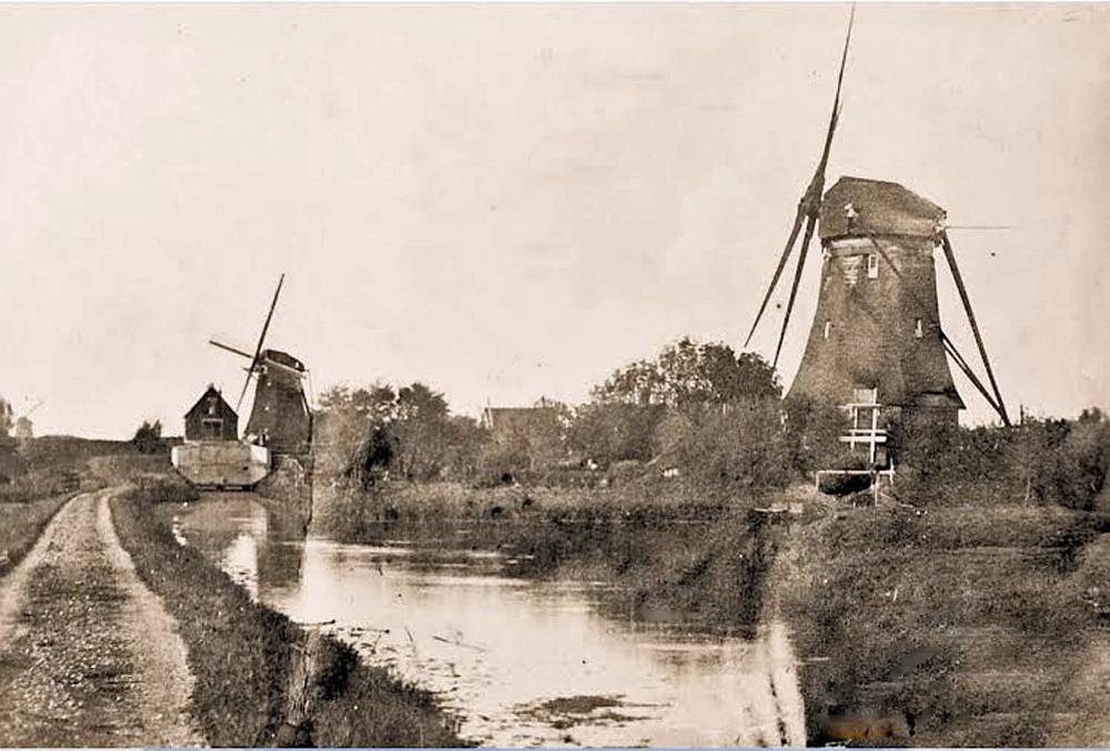1, Molen 01789 bis r Polder Oudendijk, bovenmolen (Woubrugge), Links de bovenmolen, rechts de ondermolen. Links verderop de Veendermolen. Foto: onbekend, collectie DVM | Database Nederlandse molens