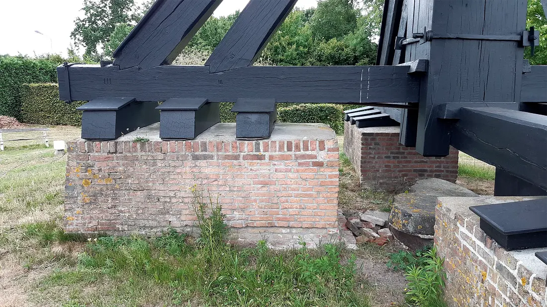 6, Molen 02002 De Akkermolen (Zundert), Nelly Sonneveld (20-07-2025)&nbsp;De zonneblokken die op de teerlingen liggen zijn bij deze molen afgedekt met een plaat tegen weersinvloeden wat blijkbaar goed helpt. | Database Nederlandse molens