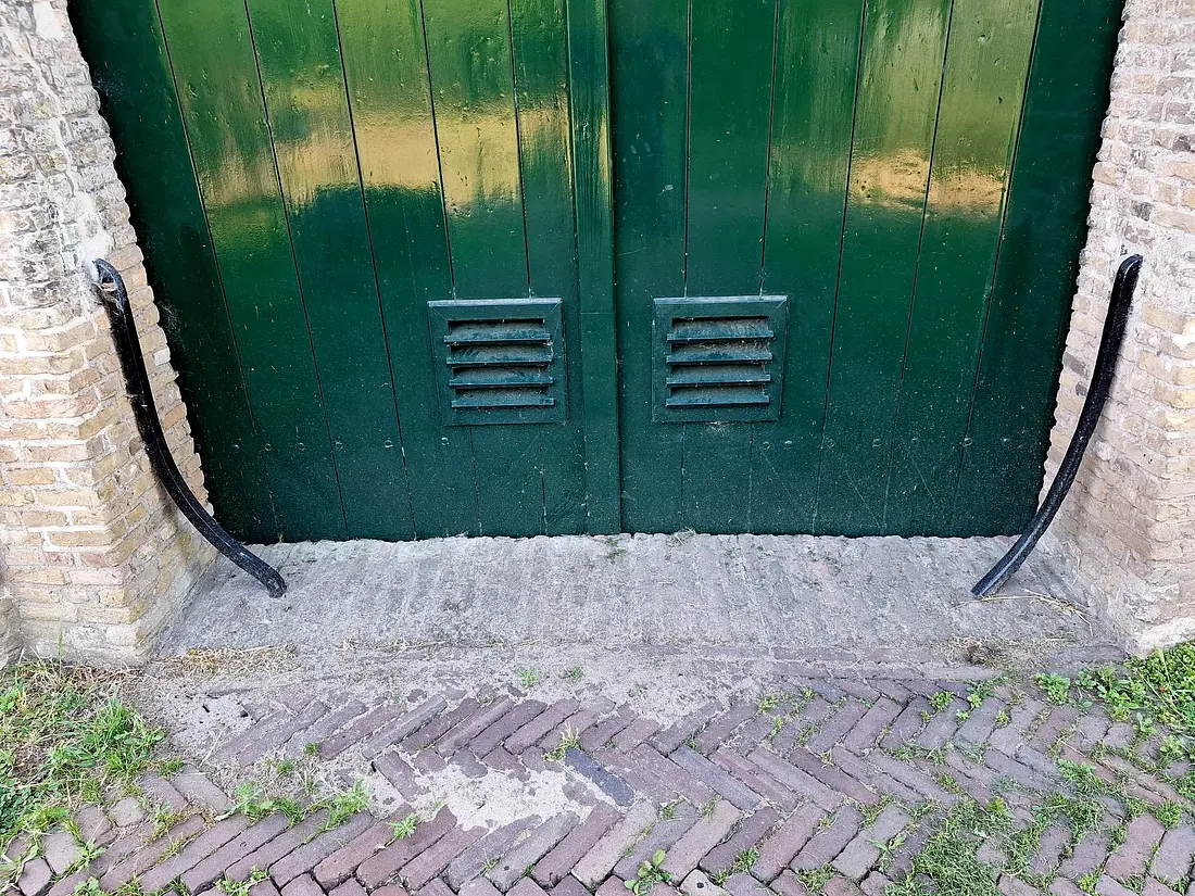 6, Molen 01771 De Prins van Oranje (Buren), Harmannus Noot (17-07-2025)Doorrit van de molen. De ijzeren beugels dienen ter voorkoming dat de met ijzer beslagen karrewielen de muur beschadigen. Je ziet dit ook bij de molen De Hoop in Culemborg. | Database Nederlandse molens