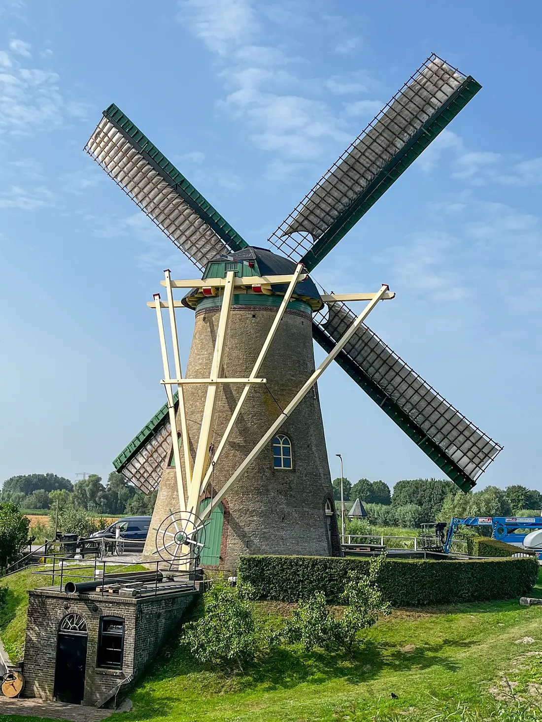 3, Molen 01979 De Lelie (Puttershoek), William Bouter (26-07-2025)De molen na de restauratie waarbij wiekenkruis, staartwerk en kap precies werden gereconstrueerd naar de oude situatie van toen de molen nog beroepsmatig in bedrijf was. | Database Nederlandse molens