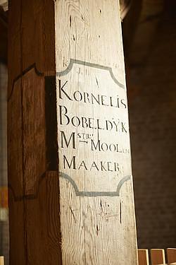 2, Molen 04146 Kijkduin (Schoorl), Inscripties koningsspil, 2025 geplaatst door molenaar Kijkduin. | Database Nederlandse molens
