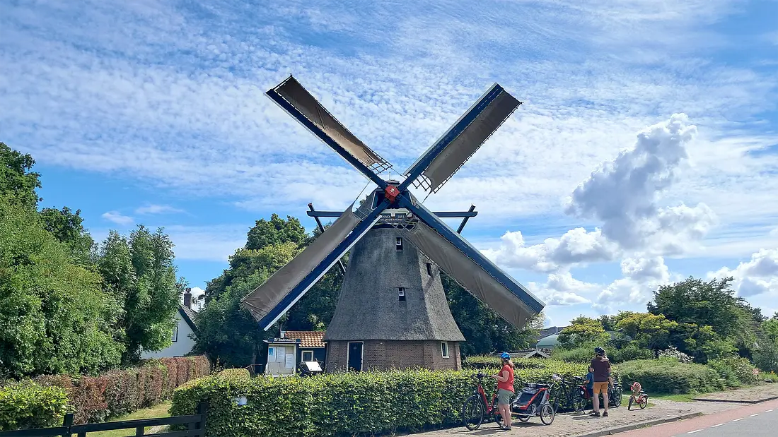 1, Molen 00347 De Onderneming (Hippolytushoef), Marley Kooijman (29-07-2025)&nbsp;Molen draaiend op noordwestelijke richting met de recent gerepareerde zeilen.&nbsp; | Database Nederlandse molens