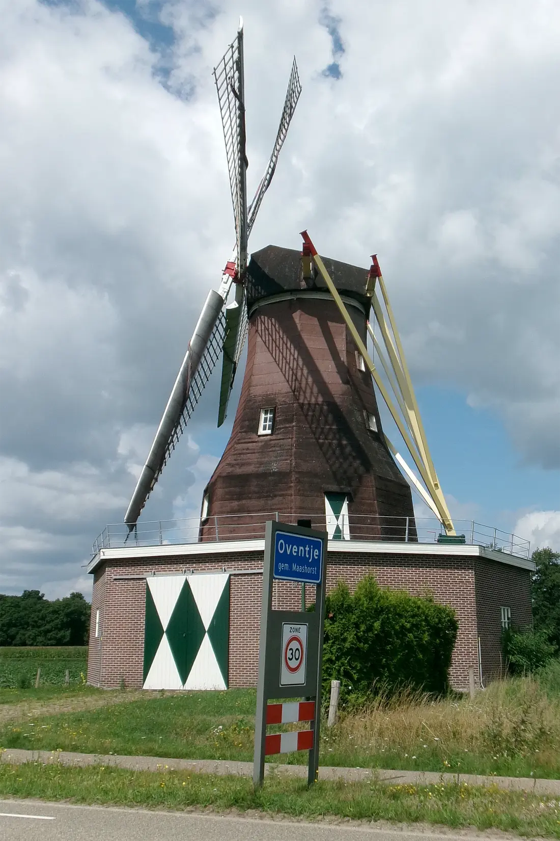 2, Molen 06398 Sint Victor (Zeeland-Oventje), Charles Stokman (30-07-2025)&nbsp;Op deze opname is goed te zien dat de lange spruit in het midden ligt. Een typisch Zaanse eigenschap die behouden is gebleven na meerdere&nbsp; verplaatsingen. Een "Zaanse molen" in het Brabantse land. | Database Nederlandse molens