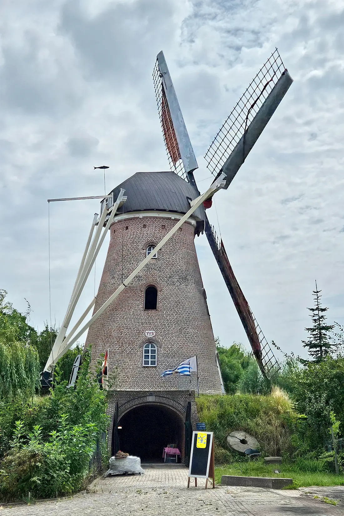 1, Molen 03326 De Harmonie (Biervliet), Lukas Vandael (26-07-2025)&nbsp;De recent gerestaureerde molen in actie. | Database Nederlandse molens