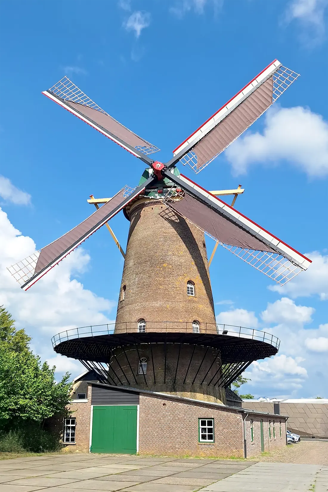 Molen 00370 Koningin Wilhelmina (Dongen), Tony Hop (22-07-2025)&nbsp;De molen malende met (op zijn Brabant) 2 op 't keurdje en 2 strak half.&nbsp; | Database Nederlandse molens