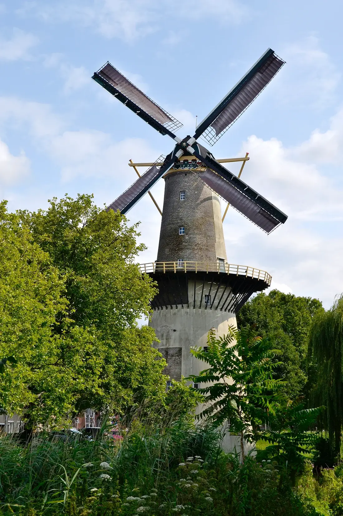 Molen 01172 De Drie Koornbloemen (Schiedam), Rob Pols (27-07-2025)&nbsp;De molen met alweer nieuwe roeden. Let op het verschil in lengte van de witte manchetten in het midden van de roeden ten opzichte van de oude.&nbsp; | Database Nederlandse molens