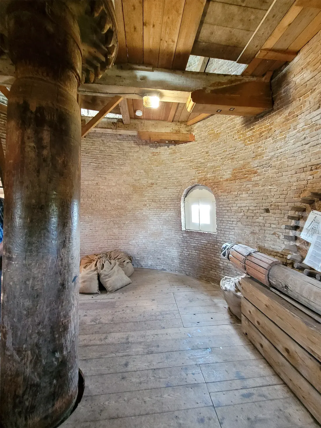 15, Molen 00039 De Groot / Molen van Piet (Alkmaar), Lasse Geerling (11-08-2025)&nbsp;De koningspil die voorheen als scheepsmast diende. | Database Nederlandse molens