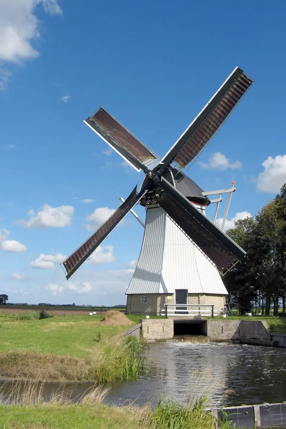 Molen 03050 De Olifant (Birdaard / Burdaard), Nieuwe rondmaalcircuit op de voorgrond. Jacob Bijlstra (12-9-2012). | Database Nederlandse molens