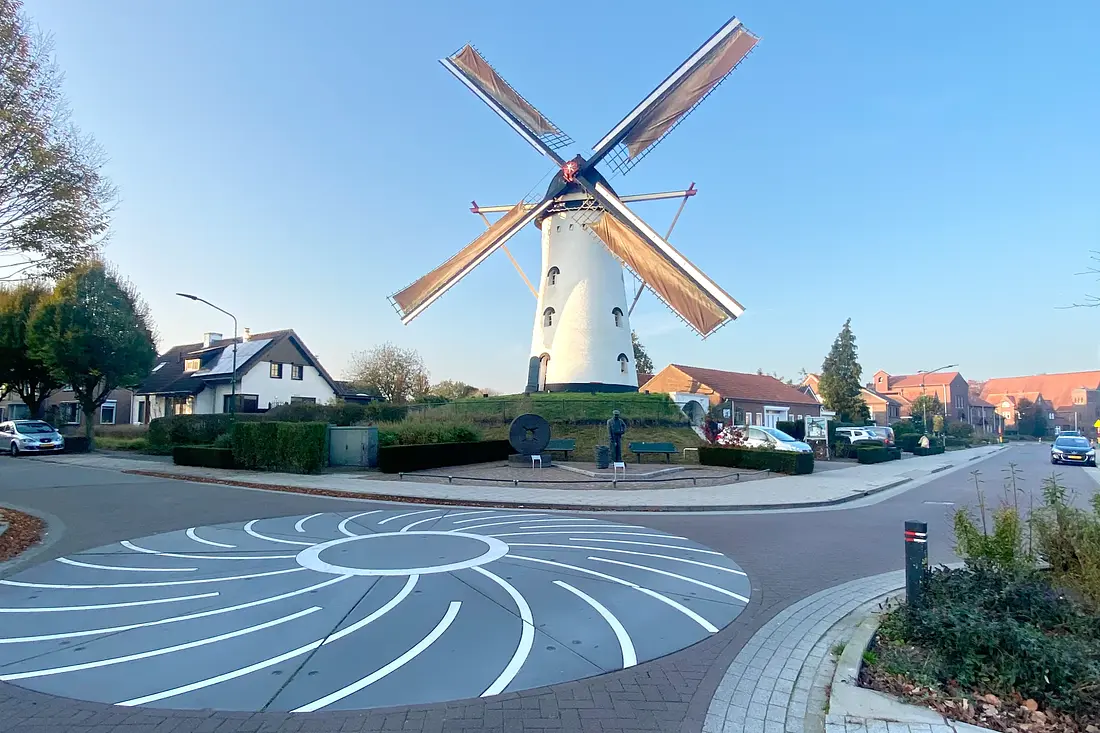 4, Molen 01931 Windlust (Vorstenbosch), Marcel Voorneman (05-11-2024)&nbsp;De driesprong heeft de vorm van een molensteen, geschonken door de gemeente Bernheze. | Database Nederlandse molens