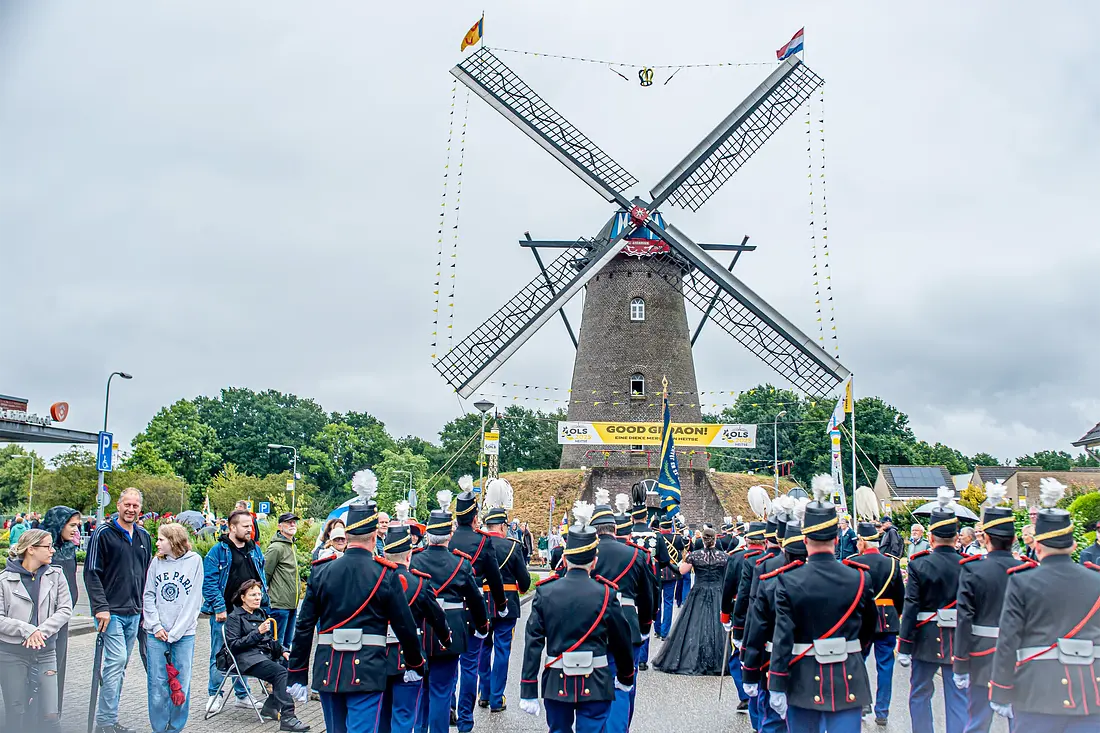5, Molen 03512 Sint Antonius (Heythuysen-Areven), Frans Verstappen (06-07-2025)&nbsp;Het Oud Limburgs schuttersfeest op 6 juli 2025 te Heythuysen. Een treffen van totaal 134 Belgische, Limburgse en Brabantse schutterijen op de schietwedstrijden te Heythuysen waarin de St. Antoniusmolen een rol speelde. Zowel de schutterijen alsook de molenaars houden tradities en ambachten in ere.&nbsp; | Database Nederlandse molens