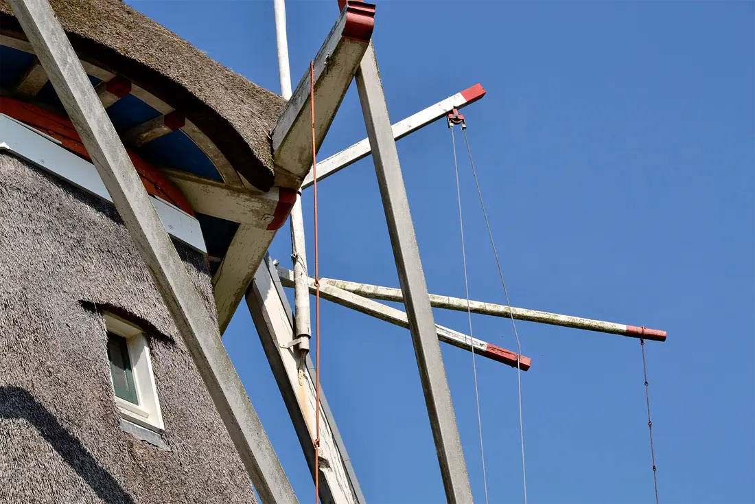 6, Molen 00405 De Zwaan (Voorst), Rob Pols (09-08-2025)De bezaanstokken voor de bediening van het wieksysteem Ten Have.&nbsp; | Database Nederlandse molens