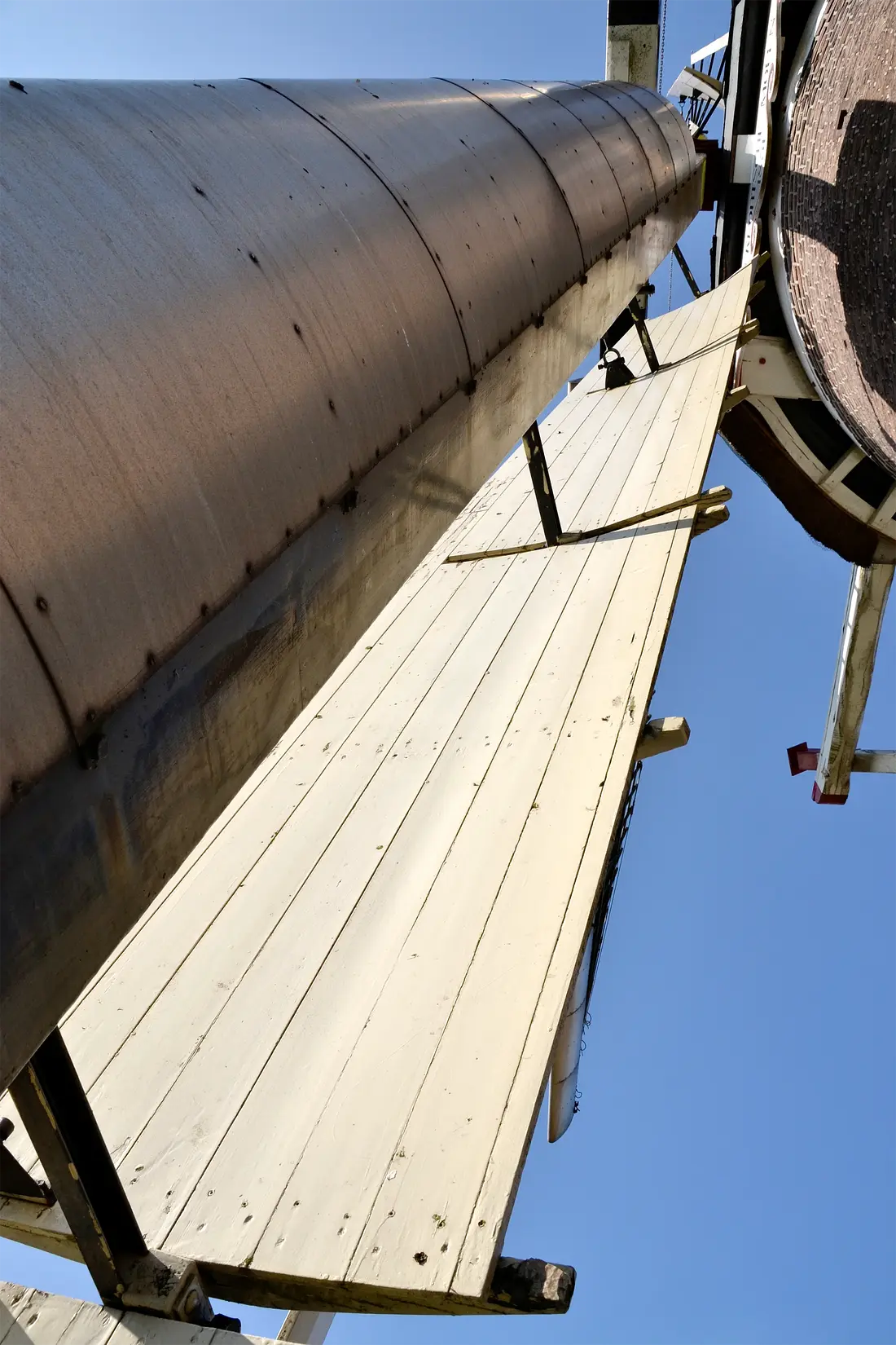 8, Molen 00909 Hackfortsche Molen / Op 't Hoge (Vorden), Rob Pols (09-08-2025)&nbsp;Eén van de twee Ten Havekleppen in geopende toestand, gedemonstreerd door molenaar Peter Wassink.&nbsp; | Database Nederlandse molens