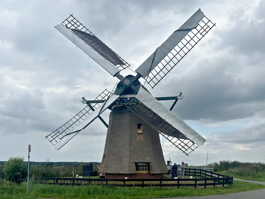 2, Molen 12750 Meerburgermolen (Leiderdorp), Job de Groen (27-08-2025)&nbsp;De Meerburgermolen draaiend met twee halve. | Database Nederlandse molens