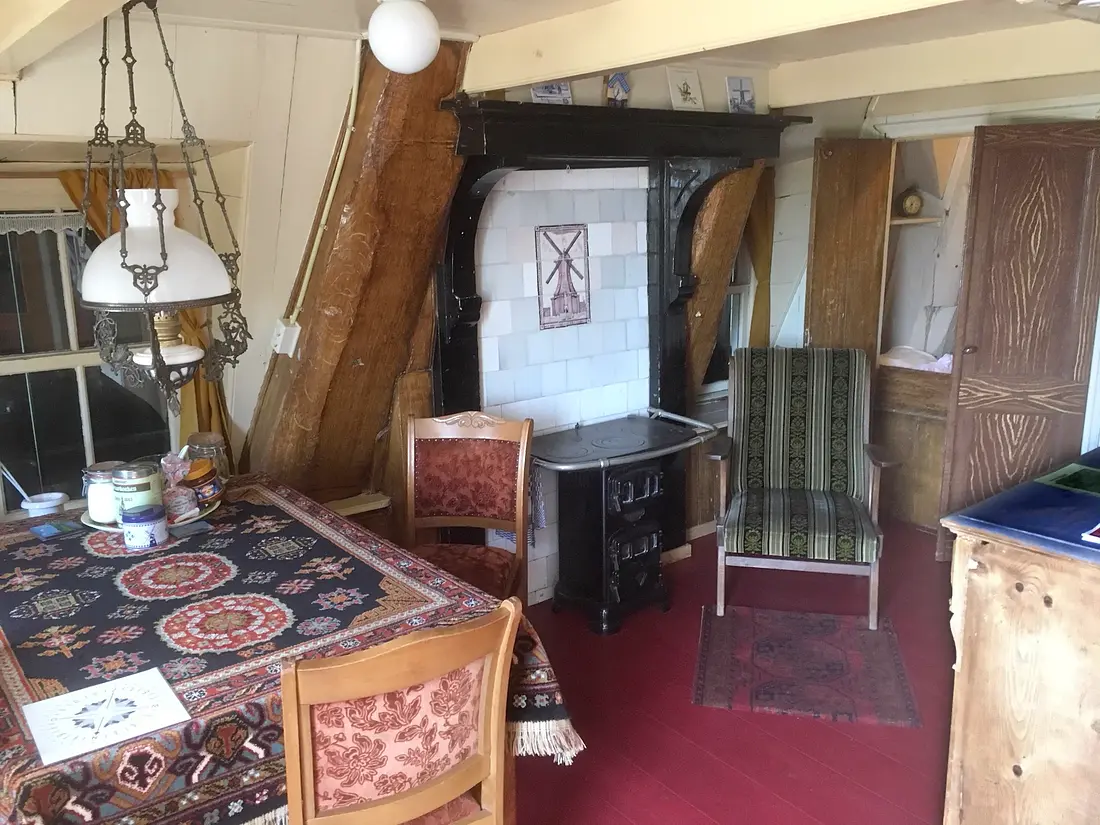 12, Molen 00026 Kortrijkse Molen (Breukelen), Arie Verhoeff (27-05-2018)&nbsp;Het interieur van de molen. In de molen zijn nog drie originele bedsteden aanwezig; de bedstede voor de molenaar, zijn echtgenote en een baby is rechtsachter te zien. Twee bedsteden voor de kinderen bevinden zich boven de wateras. | Database Nederlandse molens