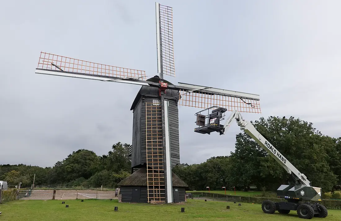 Molen 00856 Doesburgermolen (Ede), Aalf Wijnia (25-09-2025)&nbsp;Ruim een jaar stond de molen met maar 2 wieken. Sinds 25 september staat de molen weer met 4 wieken. | Database Nederlandse molens