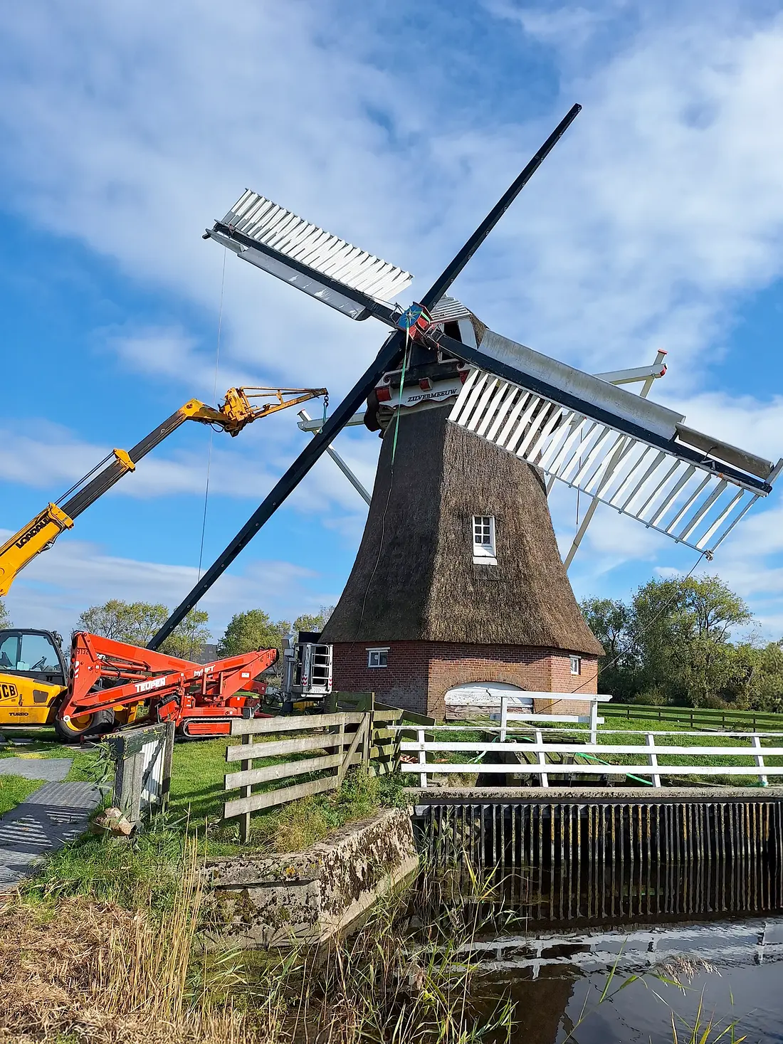 4, Molen 00460 De Zilvermeeuw (Onderdendam), Wouter Bakker (26-09-2025)&nbsp;Nieuwe roe wordt zonder kraan gestoken op 26-09-2025. | Database Nederlandse molens