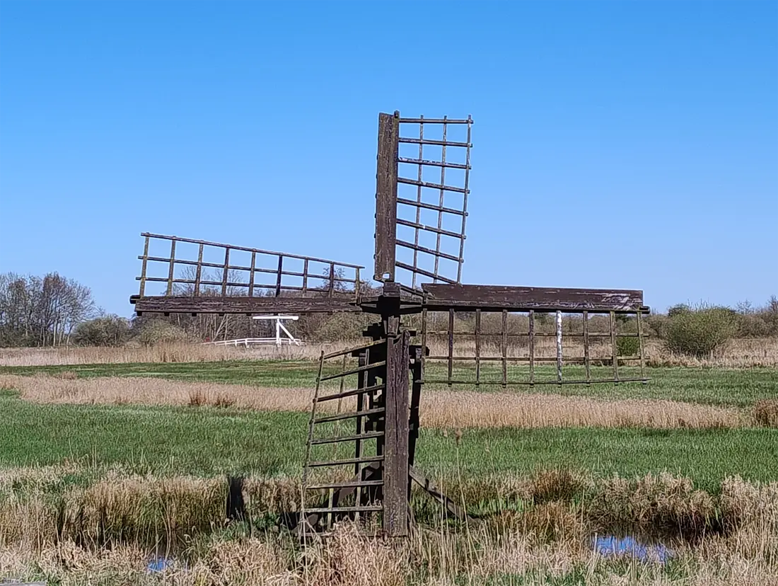 2, Molen 10247 (paaltjasker) (De Hoeve), Peter Wassink (06-04-2025)&nbsp;Hij schrijft: "Staat is bedenkelijk, ook de 'waterwerken' eromheen zijn dusdanig slecht / rot, dat ik er niet overheen durfde te lopen ." | Database Nederlandse molens