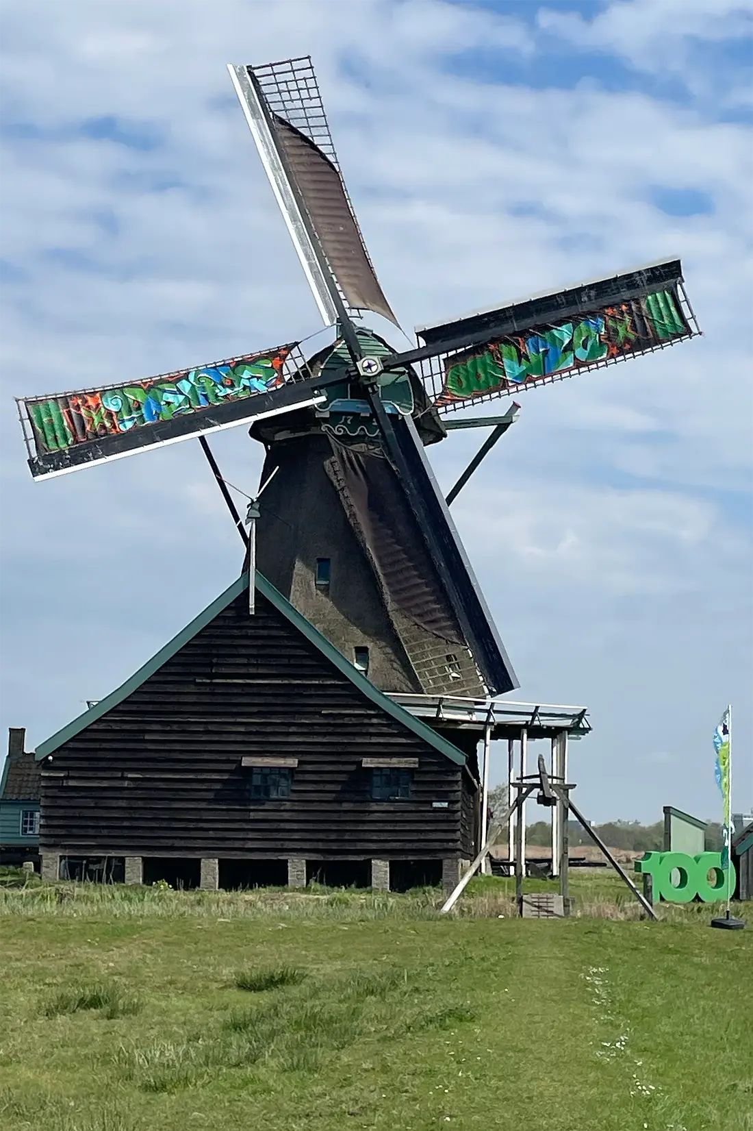 1, Molen 01080 Het Prinsenhof (Westzaan), Suzanne Bruins (13-04-2025)&nbsp;De molen heeft bijzondere zeilen gemaakt door een kunstenaar ter ere van het 100 jarig bestaan van de Zaanse molen.&nbsp; | Database Nederlandse molens
