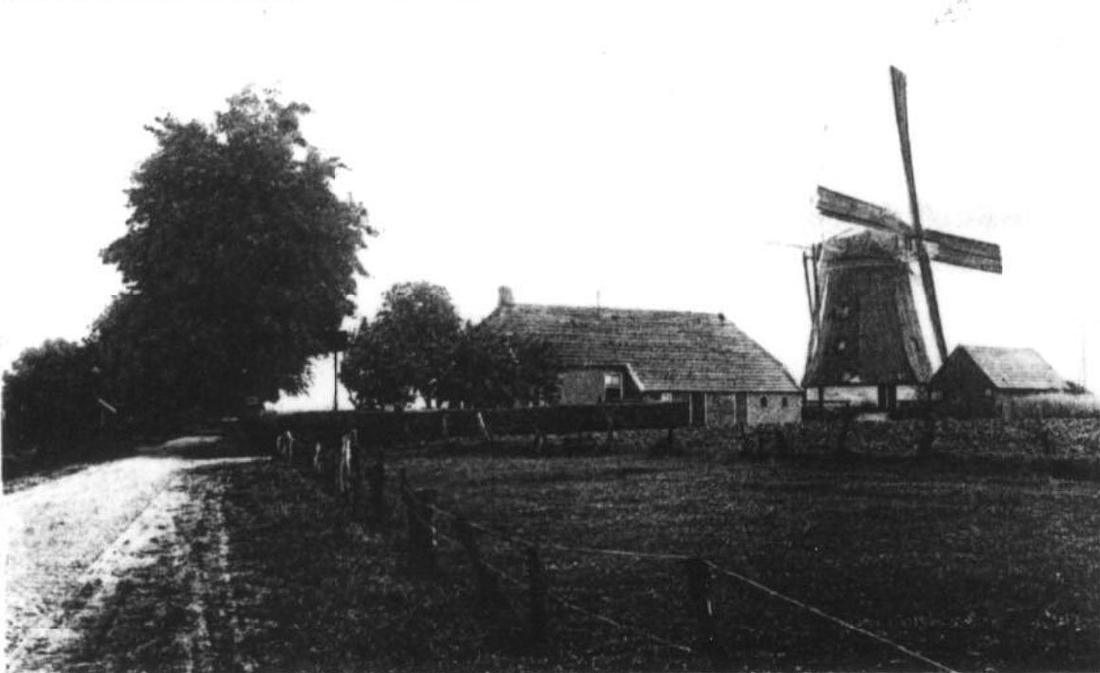 1, Molen 12338 Molen van Noord-Sleen (1e) (Noord-Sleen), Foto opname 1943-1944, de korenmolen met woonhuis aan de Markeweg
coll. Drents Archief
&nbsp; | Database Nederlandse molens