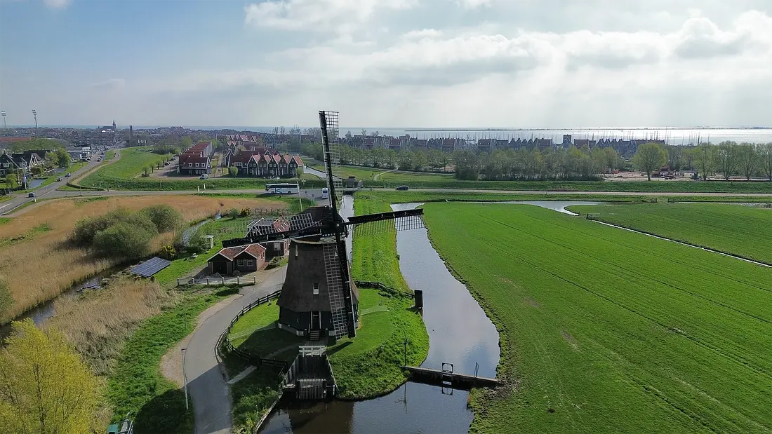 1, Molen 01154 s De Kathammer (Katwoude), Marco Riecker (14-04-2025)&nbsp;Mooi zicht op het aan- en afvoerwater richting molen. Met op de achtergrond de Zuiderzee. | Database Nederlandse molens