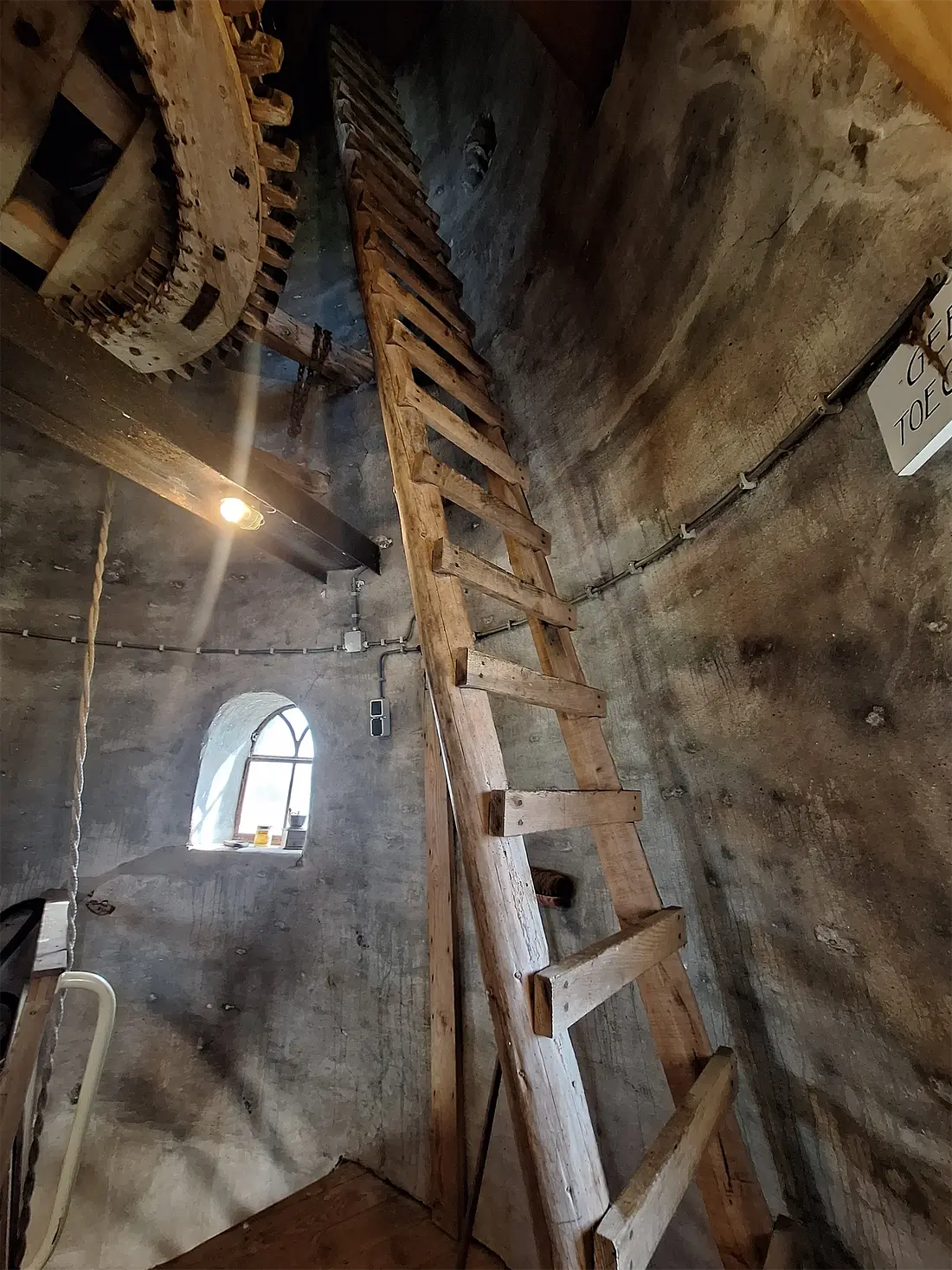 18, Molen 00867 Bernadette (Nieuw-Wehl), Jay Verkerk (29-03-2025)&nbsp;De lange, smalle ladder van de steenzolder naar de kapzolder. Deze molen heeft dus geen echte luizolder, dit zag je vroeger in deze buurt wel vaker. | Database Nederlandse molens