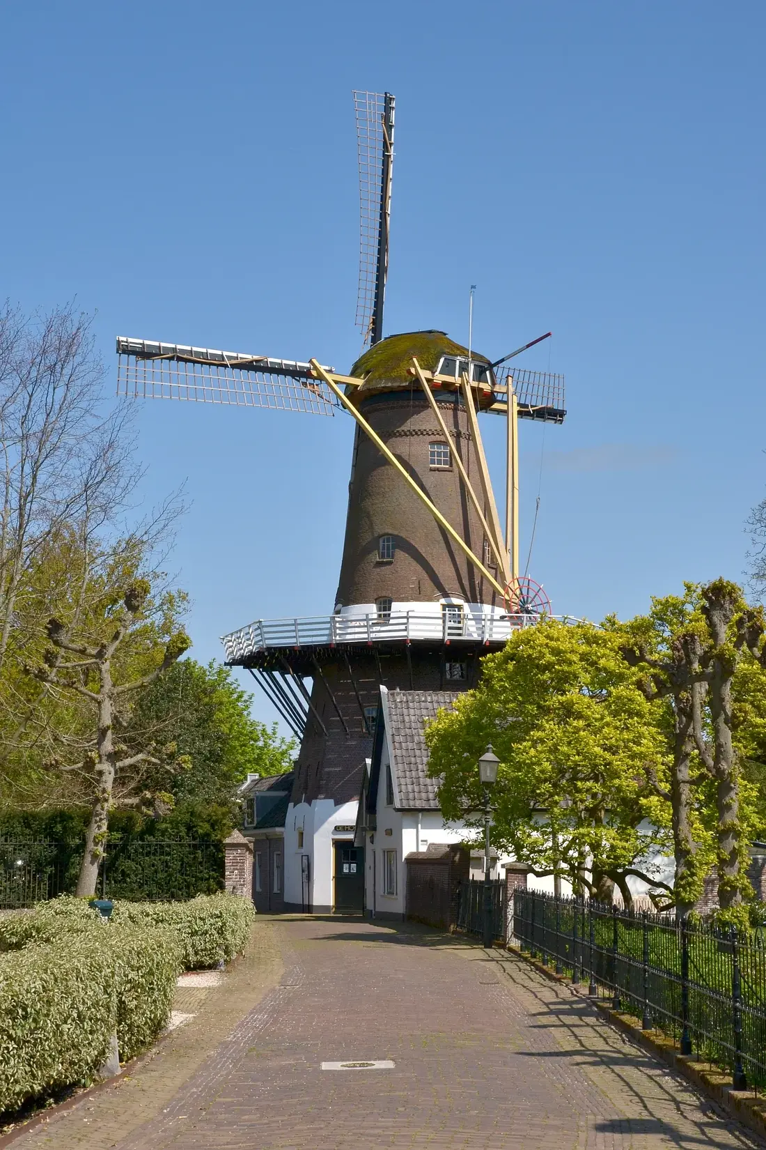 2, Molen 01054 De Hoop (Loenen aan de Vecht), Rob Pols (25-04-2025)De roeden van het nieuwe wiekenkruis zijn niet meer molengeel, maar zwart. | Database Nederlandse molens