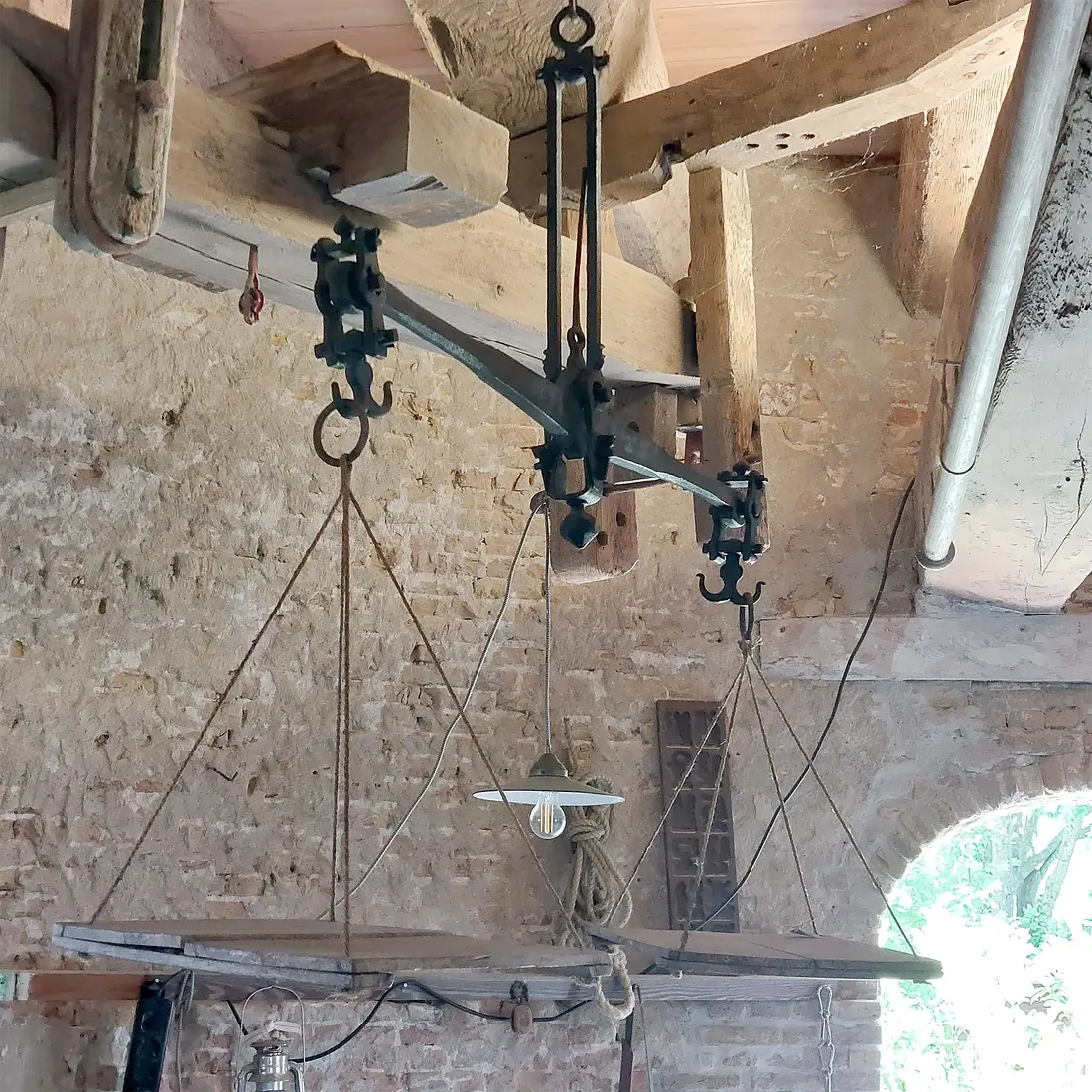 8, Molen 01904 Zeezicht (Nieuwenhoorn), Miriam de Ruijter (01-05-2025)De originele evenaar is terug in de molen nadat deze in 1966 uit de molen is gehaald. | Database Nederlandse molens