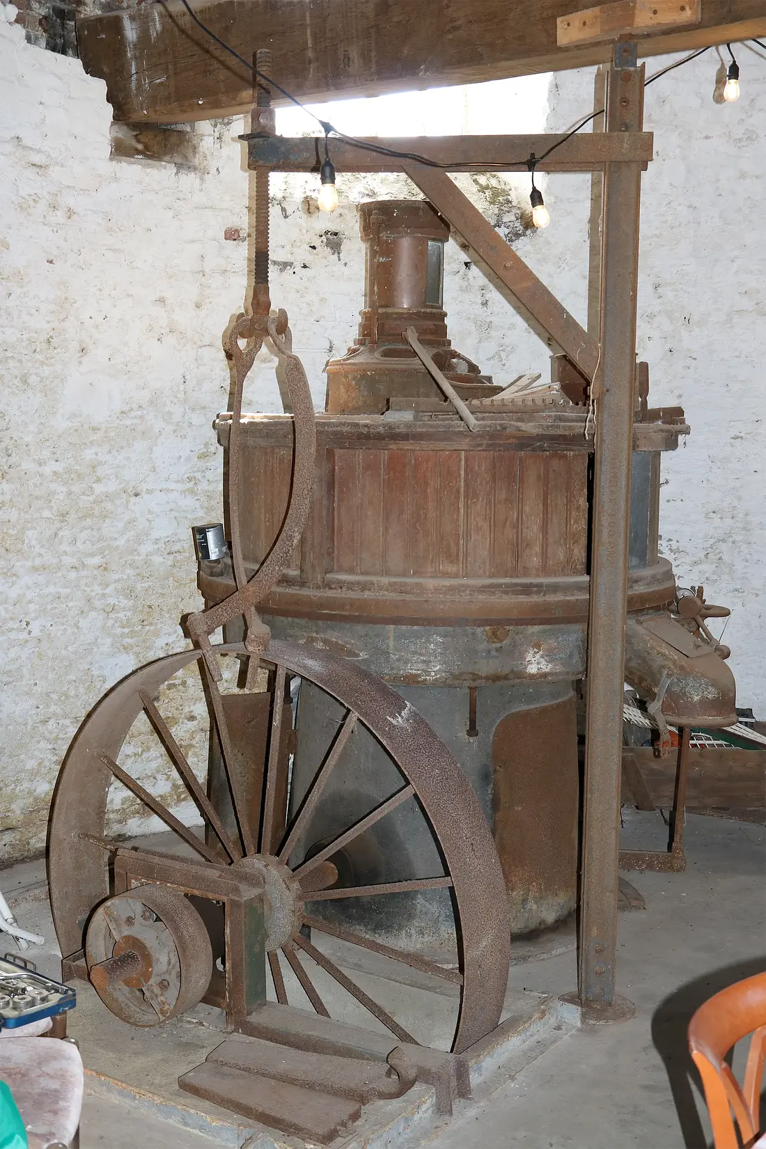 10, Molen 01561 Vogelenzang / Bettmolen (Lieshout), Ronald Bakker (10-05-2025)&nbsp;Op de begane grond staat een maalstoel van het fabricaat Poeth Werken Tegelen uit 1922. | Database Nederlandse molens