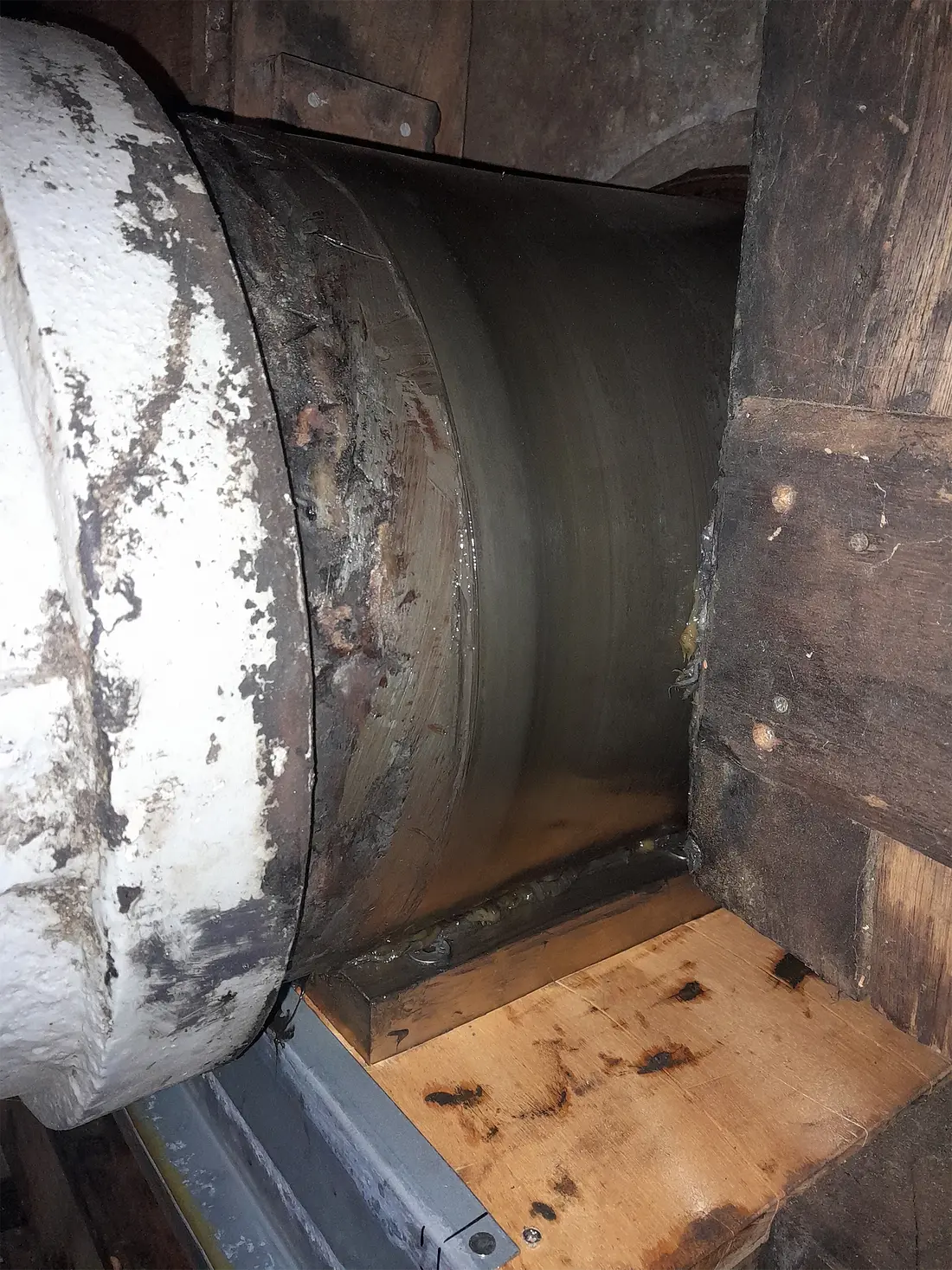 25, Molen 01583 De Volksvriend (Liessel), Hans Verbeek (24-05-2025)De gebroken halssteen is vervangen door een houten blok met een bronzen ligbed. Na meerdere kapotte stenen, is nu deze oplossing gekozen omdat de hals van de as een uitholling blijkt te hebben. | Database Nederlandse molens