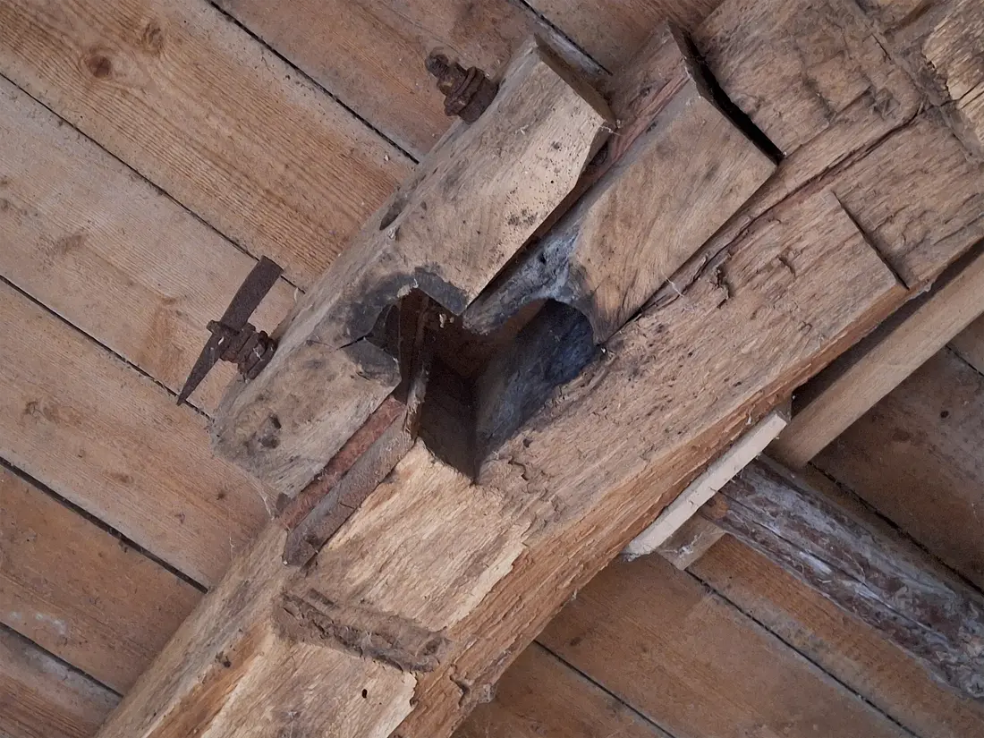 29, Molen 00870 Grafelijke Korenmolen (Zeddam), Jay Verkerk (18-05-2025)&nbsp;Sporen van een derde koppel stenen die ooit in de molen hebben gelegen. | Database Nederlandse molens
