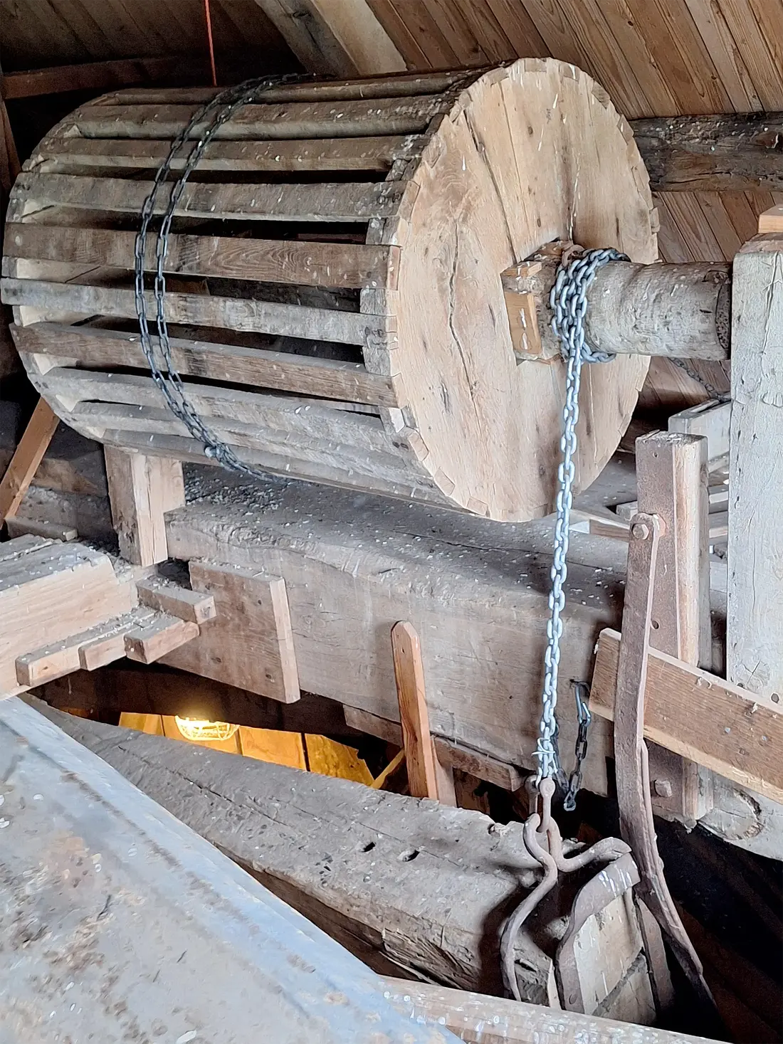 34, Molen 03114 Teunismolen (Dinxperlo - De Heurne), Jay Verkerk (24-05-2025)&nbsp;De brede vangtrommel, bemerk de vanghaak aan de achterkant. | Database Nederlandse molens