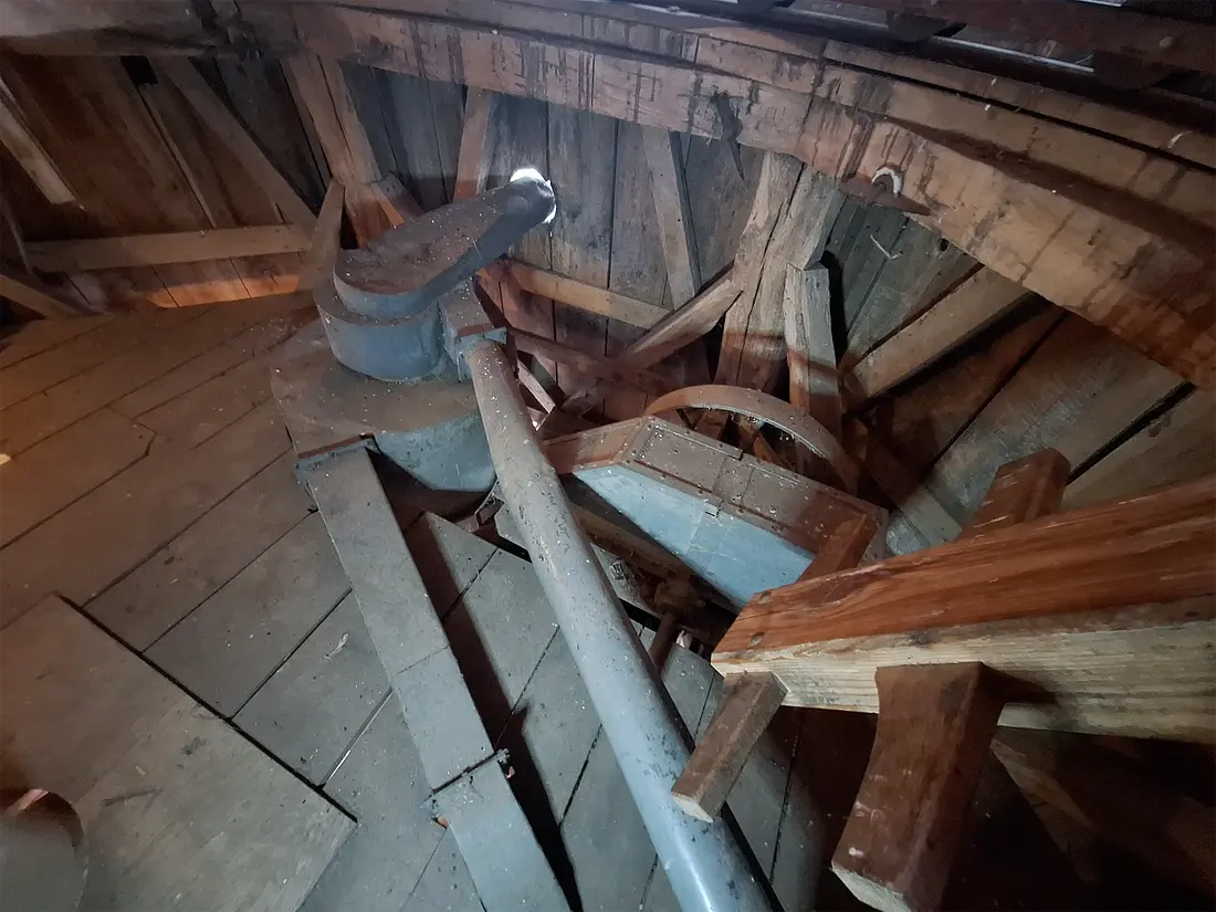 28, Molen 03114 Teunismolen (Dinxperlo - De Heurne), Jay Verkerk (24-05-2025)&nbsp;De Cycloon en Elevator die uitkomen op de kapzolder. | Database Nederlandse molens
