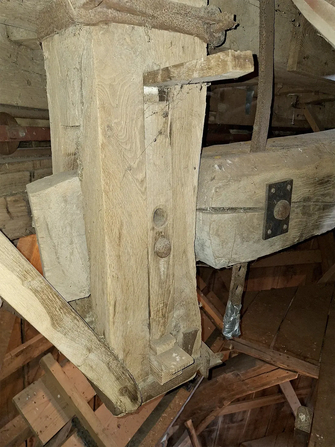 32, Molen 03114 Teunismolen (Dinxperlo - De Heurne), Jay Verkerk (24-05-2025)&nbsp;De vangbalk die je kunt verstellen met wiggen. | Database Nederlandse molens
