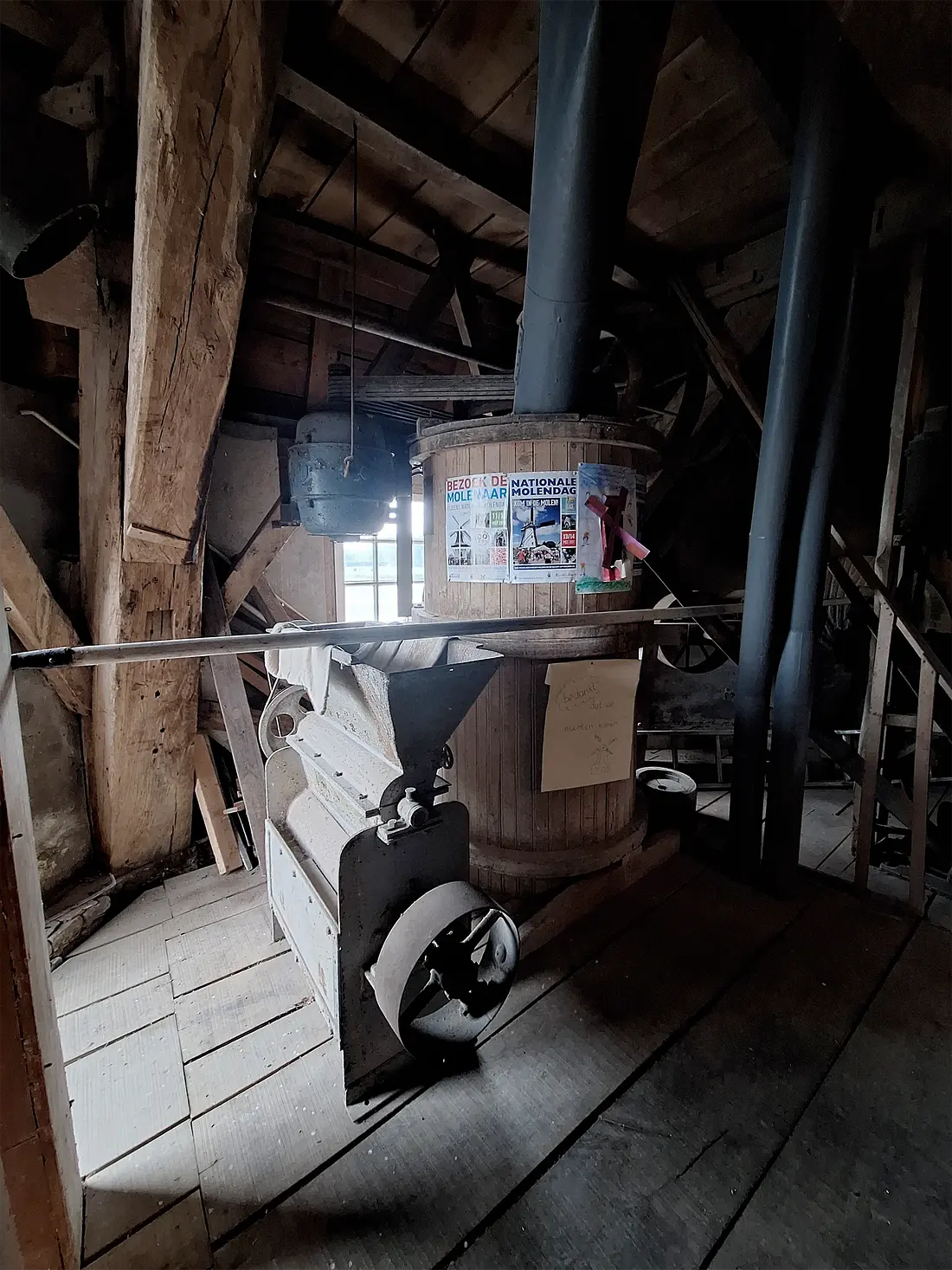 13, Molen 03114 Teunismolen (Dinxperlo - De Heurne), Jay Verkerk (24-05-2025)&nbsp;Op de maalzolder. Links de hamermolen met rechts de mengketel. | Database Nederlandse molens